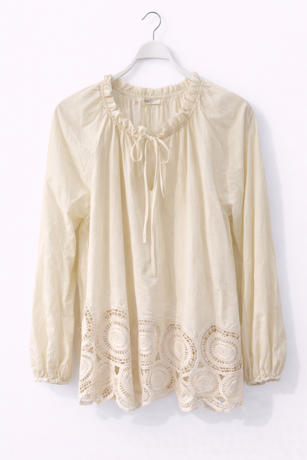 Bluse mit Spitze & Rüschen – Beige