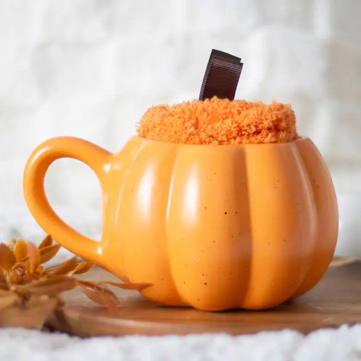 Herbst-Set: Tasse in Kürbisform mit Kuschelsocken
