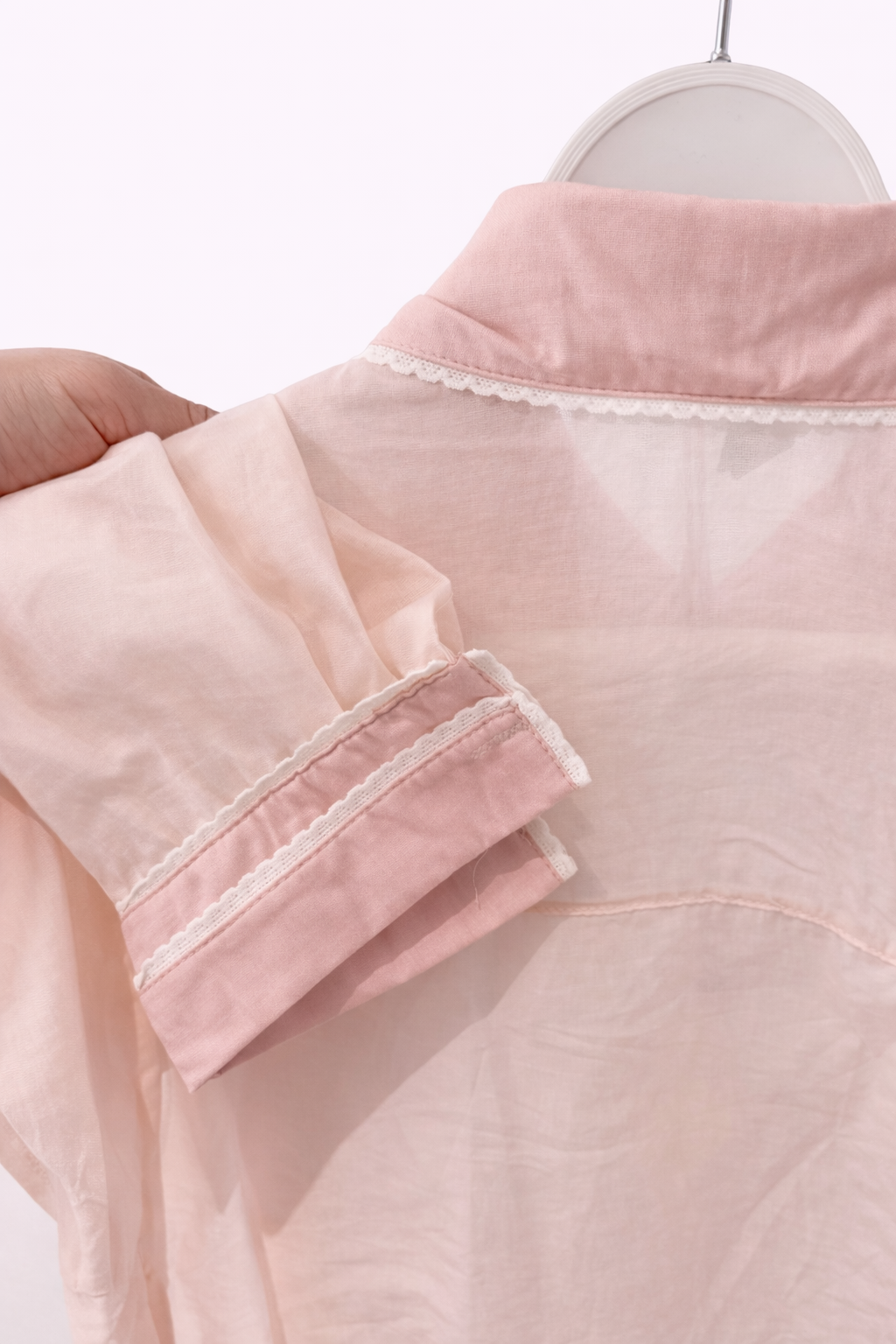 Bluse mit Spitzenkragen – Rosa