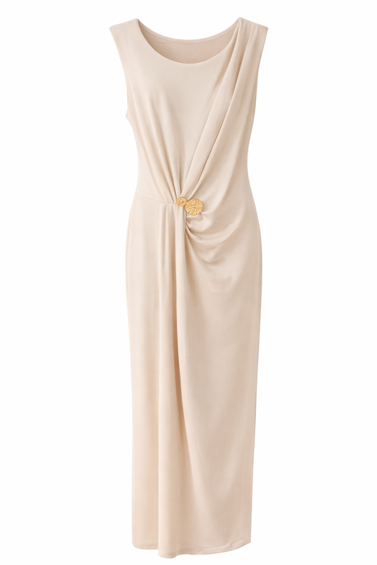 Kleid mit Goldbrosche