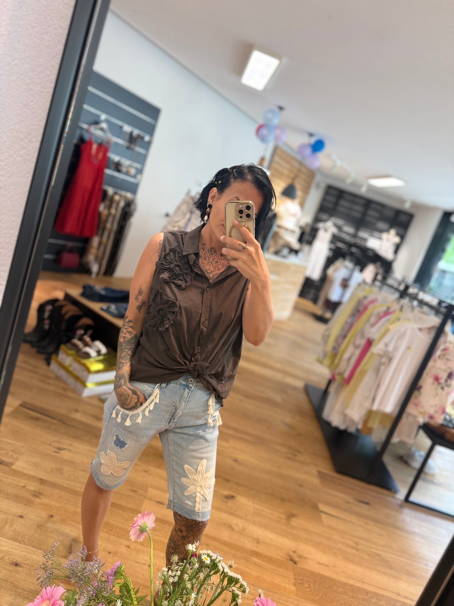 Ärmellose Bluse mit Blumen-Applikationen – Braun