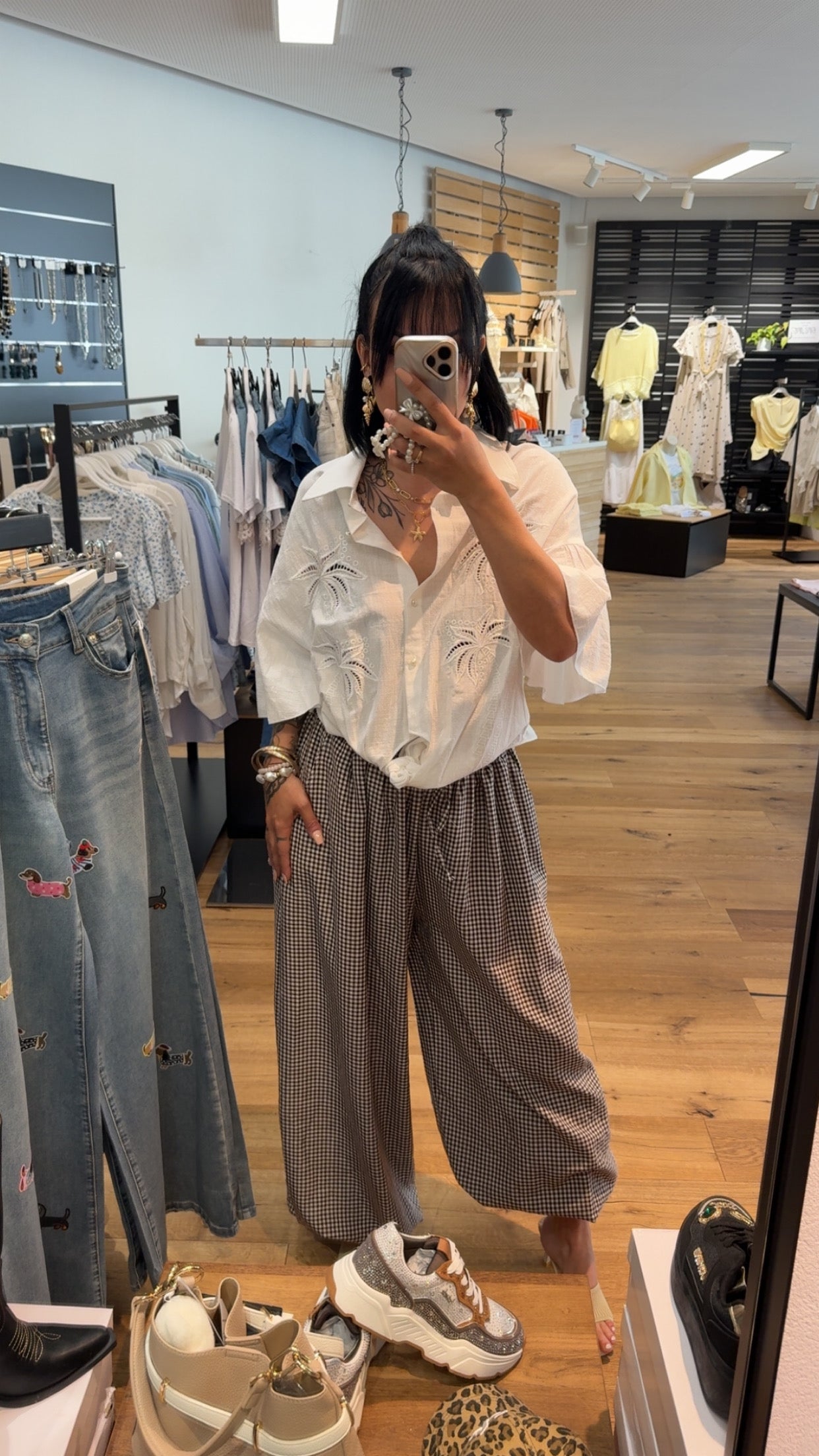 Bluse mit Stickerei & Bindeknoten