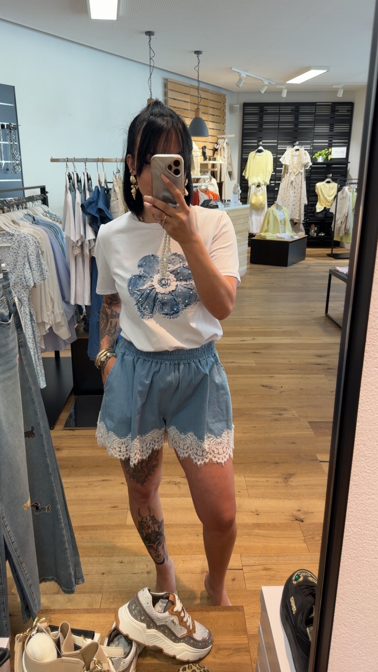 2-Teiler Set T-Shirt mit Denim-Blume & Shorts